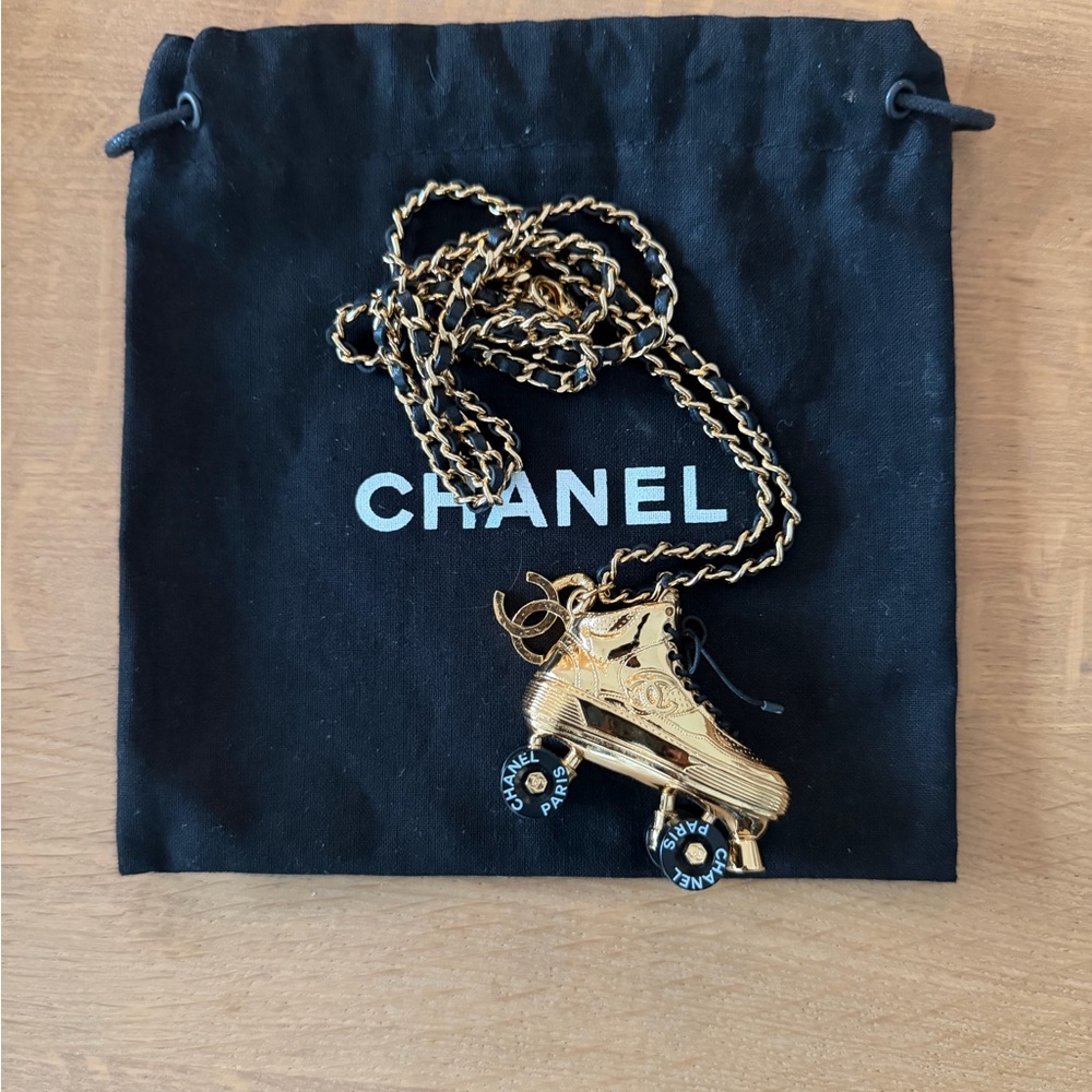 CHANEL RARE Rollerskate pendant and chain